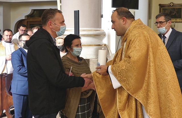 	Ks. Jacek Moskal przekazuje oazowe świece odpowiedzialnym za nowe rejony kręgów.