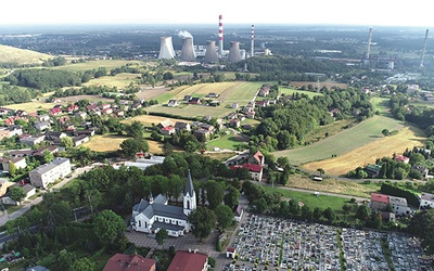 	Elektrownia to ważny element krajobrazu w okolicy. Była bodźcem do powstania hasła: „Łaziska Górne – parafia z energią!”. – Energia, która jest w nas, niech czyni z parafii piękny obraz Kościoła, ożywionego przez Bożego Ducha, dającego możliwość wzrastania. Wzorem przeżywania religijnej codzienności jest dla nas św. Jacek, patron naszej archidiecezji – mówi proboszcz.