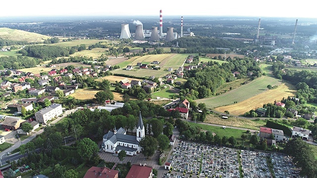 	Elektrownia to ważny element krajobrazu w okolicy. Była bodźcem do powstania hasła: „Łaziska Górne – parafia z energią!”. – Energia, która jest w nas, niech czyni z parafii piękny obraz Kościoła, ożywionego przez Bożego Ducha, dającego możliwość wzrastania. Wzorem przeżywania religijnej codzienności jest dla nas św. Jacek, patron naszej archidiecezji – mówi proboszcz.