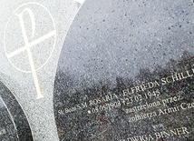 ▲	Ciało s. Rosarii spoczywa na cmentarzu w Nowogrodźcu.