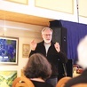 ▼	Pastor Erich Busse podczas spotkania w Artystycznej Galerii Izerskiej.