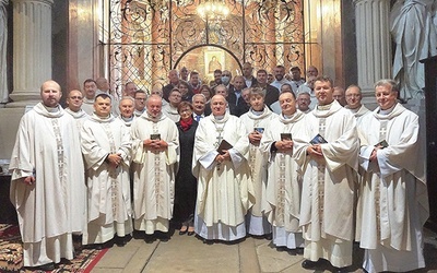 	Uczestnicy zjazdu przed kaplicą Matki Bożej Pokornej rudzkiego sanktuarium. 