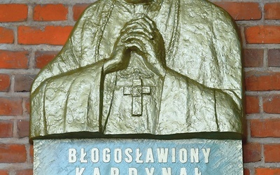 ▲	Płaskorzeźba  bł. kard. Wyszyńskiego znajduje się przy wejściu głównym do świątyni.