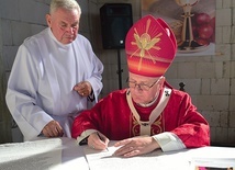 ▲	Podpisany akt erekcyjny włożono do kapsuły czasu, którą umieszczono za tablicą pamiątkową w murach obiektu.