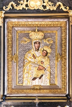 ▲	Krakowska Madonna, inaczej niż jej rzymski pierwowzór, jest delikatnie uśmiechnięta i patrzy wprost na modlącego się przed Nią człowieka.