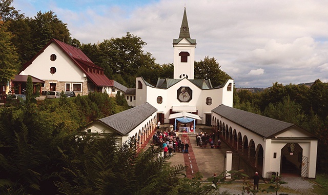 ▲	Sanktuarium w Zlatych Horach od ćwierć wieku przyciąga pielgrzymów.