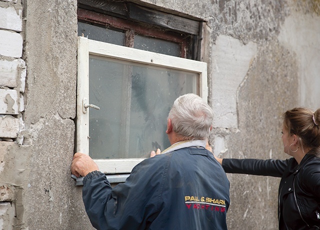 	Ludzie zebrali materiały i własnymi siłami adaptują pomieszczenie gospodarcze.