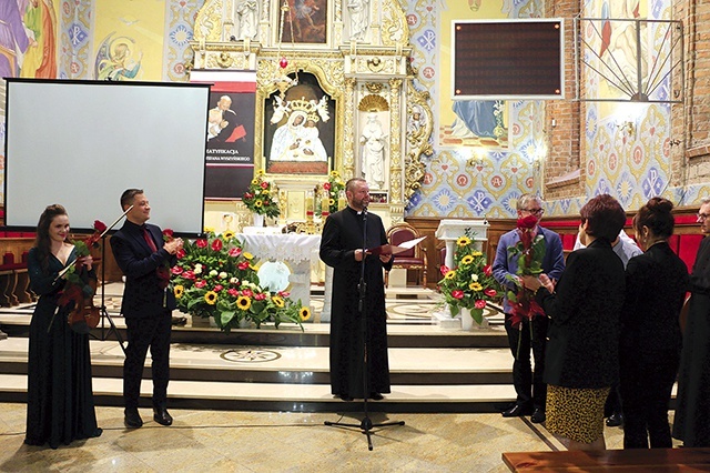 ▲	Ksiądz Marcin Sadowski poprowadził i komentował festiwalowe wydarzenia.