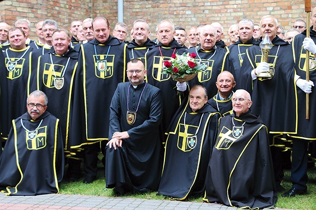 ▲	W środku ks. Tomasz Brzeziński, kapelan zakonu; po jego lewej i prawej stronie stoją komandor płocki Adam Szarota i prowincjał Janusz Paczkowski.