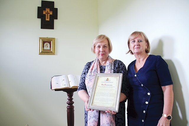 ▼	Mirosława Michalska i Wiesława Junczak w oratorium z jasnogórskim aktem zawierzenia  płońskiej szkoły Matce Bożej.