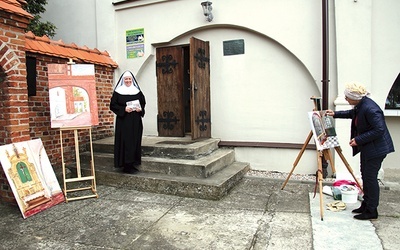 ▲	Benedyktynki czekają na pielgrzymów, którzy szukają wewnętrznego pokoju i kontaktu z Bogiem. Na zdjęciu s. Miriam pokazuje cegiełkę na rozbudowę domu pielgrzyma.