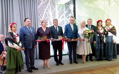 Podczas jubileuszowej gali przyznano również medale  „Pro Masovia” dla zasłużonych na rzecz Mazowsza.  Czwarta z prawej Ilona Jaroszek. 