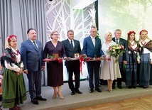 Podczas jubileuszowej gali przyznano również medale  „Pro Masovia” dla zasłużonych na rzecz Mazowsza.  Czwarta z prawej Ilona Jaroszek. 