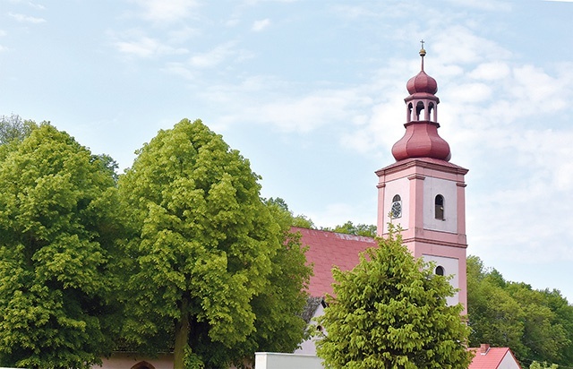 Obecny murowany kościół powstał około roku 1708.