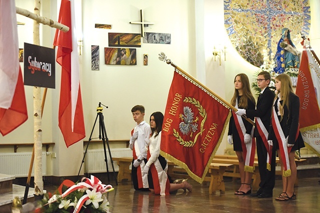 Obecność pocztów sztandarowych podkreślała wagę uroczystości.