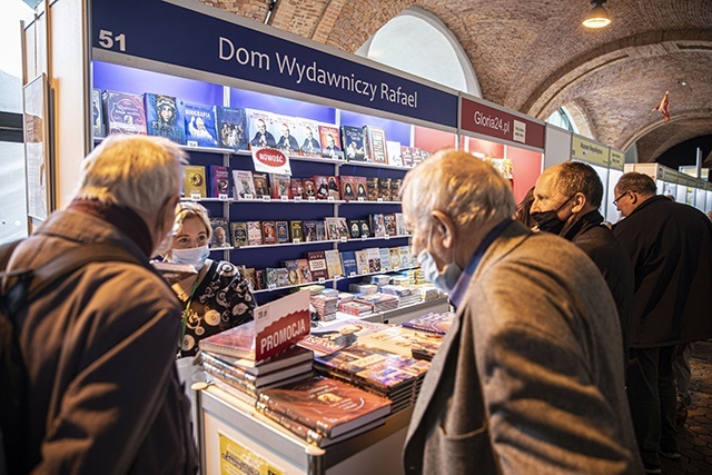 Spotkania targowe to także kilkadziesiąt godzin wydarzeń towarzyszących: spotkań autorskich, paneli dyskusyjnych oraz prezentacji nowości wydawniczych i filmowych.