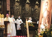 Arcybiskup przypomniał słowa bł. Edmunda: „Każda dobra dusza jest jak ta świeca, która sama się spala, a innym przyświeca”.