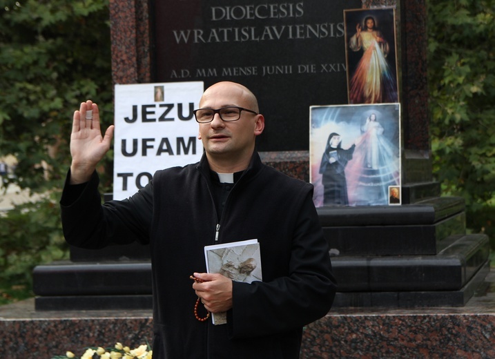 Koronka do Bożego Miłosierdzia na ulicach Wrocławia