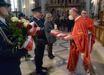 W darze dla radomskiej katedry pracownicy skarbówki przynieśli kapę, która będzie używana podczas nabożeństw.