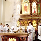 Obrzęd konsekracji nowego stołu eucharystycznego.