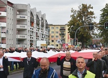 Panowie z zamku do sanktuarium przemaszerowali ze śpiewem i stumetrową polską flagą.