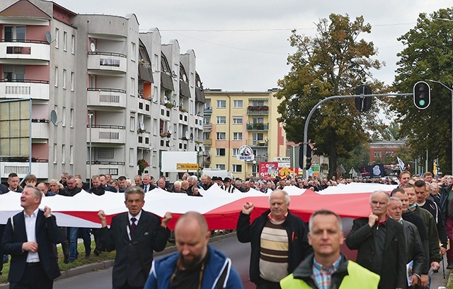 Panowie z zamku do sanktuarium przemaszerowali ze śpiewem i stumetrową polską flagą.