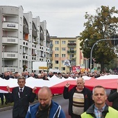 Panowie z zamku do sanktuarium przemaszerowali ze śpiewem i stumetrową polską flagą.