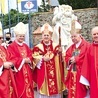 Na zdjęciu (od lewej): biskup legnicki Andrzej Siemieniewski, bp Tadeusz Lityński, abp Salvatore Pennacchio, bp Paweł Socha i ks. Stanisław Czerwiński, kustosz jakubowskiego sanktuarium.