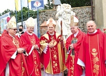Na zdjęciu (od lewej): biskup legnicki Andrzej Siemieniewski, bp Tadeusz Lityński, abp Salvatore Pennacchio, bp Paweł Socha i ks. Stanisław Czerwiński, kustosz jakubowskiego sanktuarium.