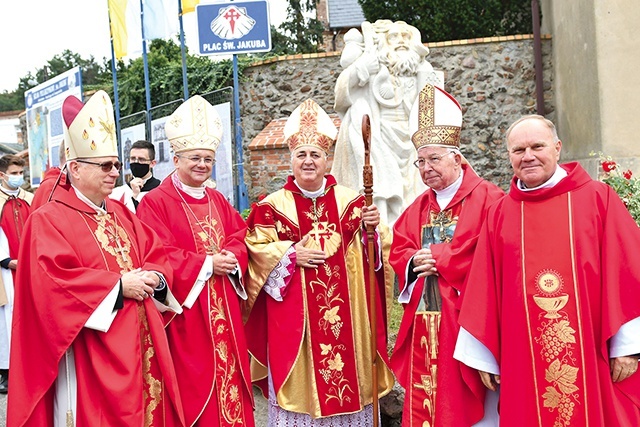 Na zdjęciu (od lewej): biskup legnicki Andrzej Siemieniewski, bp Tadeusz Lityński, abp Salvatore Pennacchio, bp Paweł Socha i ks. Stanisław Czerwiński, kustosz jakubowskiego sanktuarium.