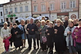 Modlitwę odmawiano m.in. przed skierniewickim Ratuszem.