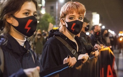 Demonstracje, które przetoczyły się przez Polskę jesienią ubiegłego roku, tylko formalnie były protestem wobec wyroku TK. Faktycznie domagano się aborcji na życzenie.