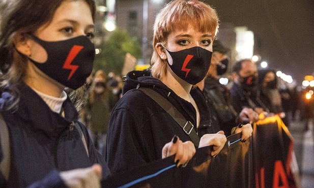 Demonstracje, które przetoczyły się przez Polskę jesienią ubiegłego roku, tylko formalnie były protestem wobec wyroku TK. Faktycznie domagano się aborcji na życzenie.
