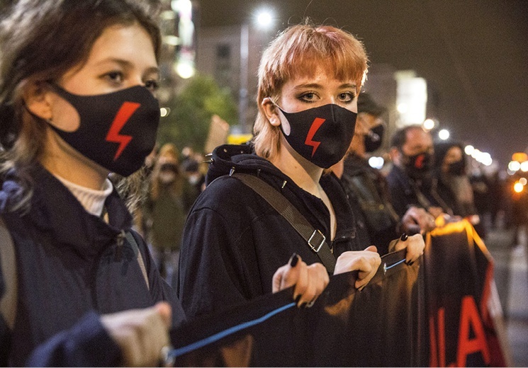 Demonstracje, które przetoczyły się przez Polskę jesienią ubiegłego roku, tylko formalnie były protestem wobec wyroku TK. Faktycznie domagano się aborcji na życzenie.