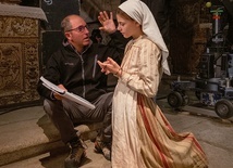 Reżyser Marco Pontecorvo i Stephanie Gil jako młoda Łucja na planie zdjęciowym filmu „Fatima”.