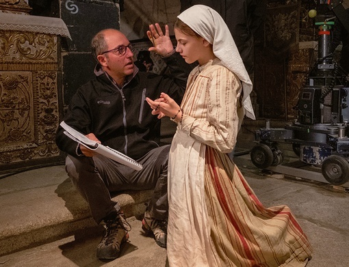Reżyser Marco Pontecorvo i Stephanie Gil jako młoda Łucja na planie zdjęciowym filmu „Fatima”.