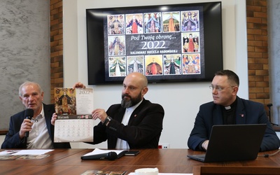 Z nowym kalendarzem od lewej: Zbigniew Miazga, ks. Damian Drabikowski, dyrektor CDR, ks. Karol Piłat, zastępca dyrektora CDR.