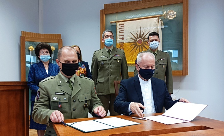 Podpisanie umowy o współpracy uczelni i szpitala.