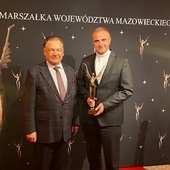 Marszałek Adam Struzik z nagrodzonym ks. Mirosławem Mejznerem, rektorem WSD w Ołtarzewie.