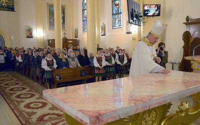 Namaszczenia ołtarza przy obecności wspólnoty parafialnej dokonuje bp Marek Solarczyk.