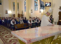 Namaszczenia ołtarza przy obecności wspólnoty parafialnej dokonuje bp Marek Solarczyk.