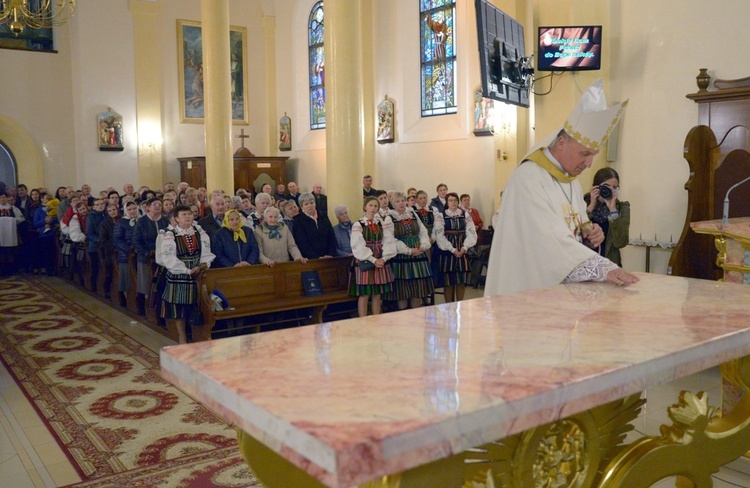 Namaszczenia ołtarza przy obecności wspólnoty parafialnej dokonuje bp Marek Solarczyk.