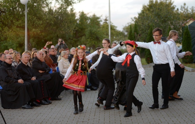 Między pokoleniami - spektakl teatru parafialnego