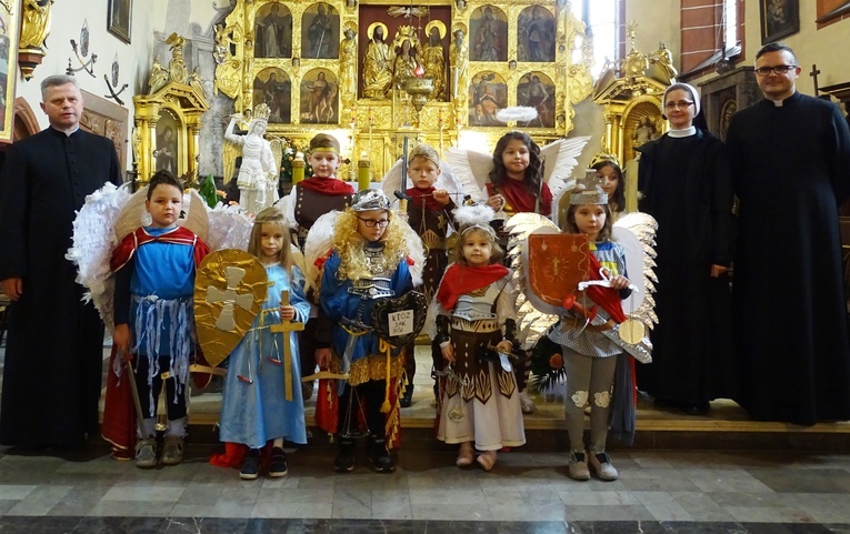 Z uczestnikami konkursu proboszcz ks. Marek Kucharski (z lewej) i ks. Michał Faryna.