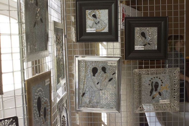 Występ scholi i wystawa poświęcona świętym