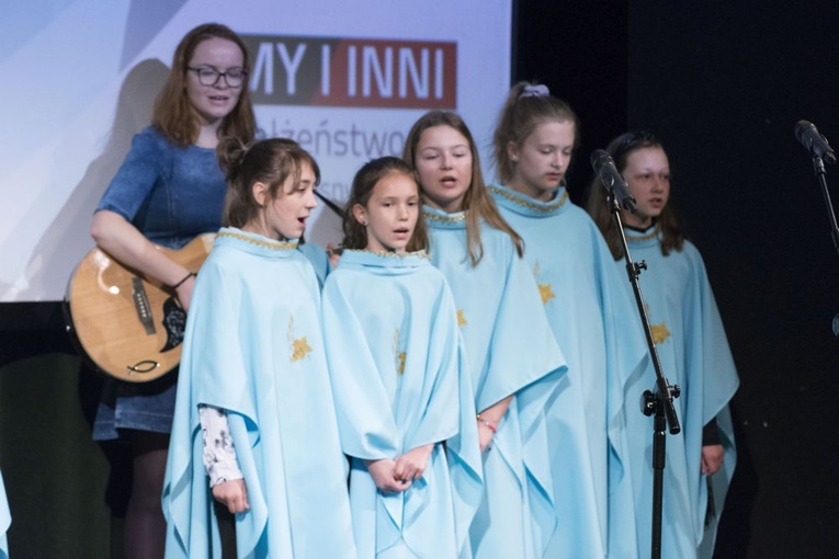 Występ scholi i wystawa poświęcona świętym