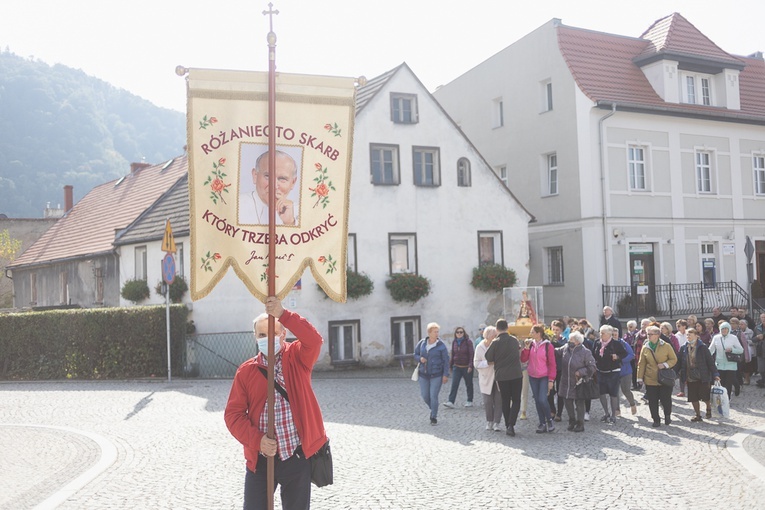 Pielgrzymka Żywego Różańca do Barda