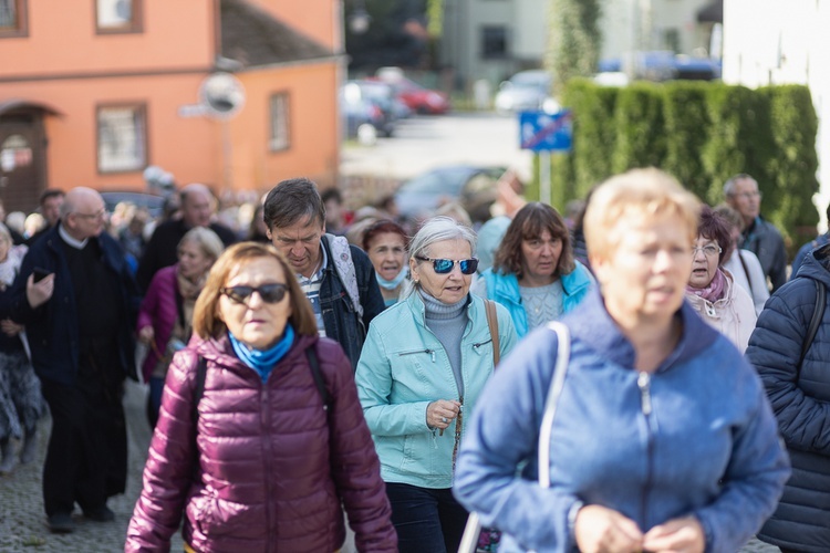 Pielgrzymka Żywego Różańca do Barda