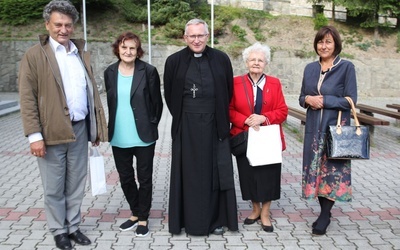 O. Mariusz Michalik z rodzicami adopcyjnymi kleryków ze Sri Lanki w Szczyrku.