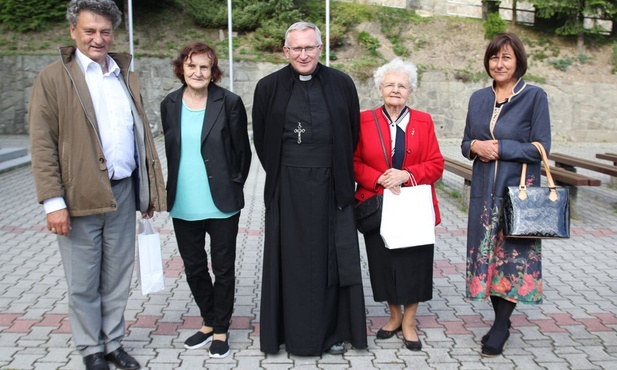 O. Mariusz Michalik z rodzicami adopcyjnymi kleryków ze Sri Lanki w Szczyrku.